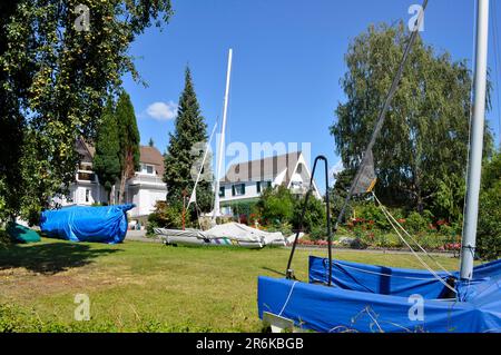 Immenstaad, casa singola, varie barche winterprooad in giardino Foto Stock