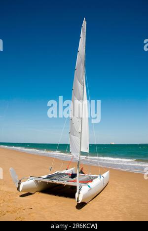 Catamarano sulla spiaggia di Boyardville, Oleron Island, Poitou-Charentes, Charente-Maritime, Francia, Ile d'Oleron, Mimosa Island Foto Stock