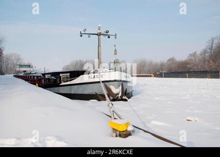Nave sul canale congelato, Mittelland Canal, Peine, bassa Sassonia, Germania Foto Stock