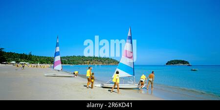 Barche a vela sulla spiaggia, Kata Beach, Phuket, Thailandia Foto Stock