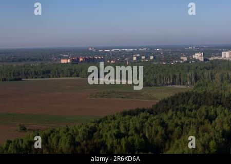 vista dall'alto della foresta e dei campi della città Foto Stock