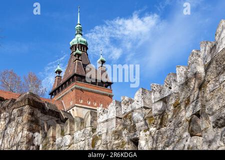 BUDAPEST, UNGHERIA - MARTH 13, 2023: Si tratta di mura e torri del Castello Vajdahunyad, un edificio eclettico nel parco di Varosliget. Foto Stock