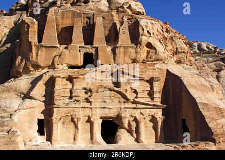 Tomba dell'Obelisco e facciata del Triclinio di Bab el-Siq, Tomba, Petra, capitale dei Nabatei, Giordania, Regno hascemita di Giordania Foto Stock