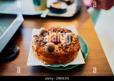 Ciambelle appena sfornate con cioccolato e caramello Foto Stock