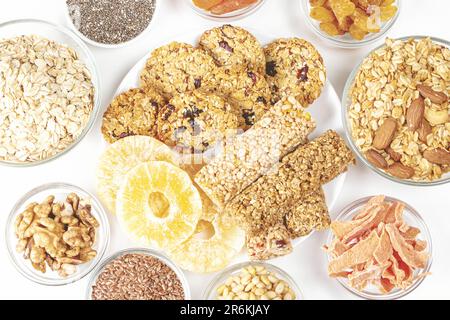 Una varietà di snack sani, nutrienti e gustosi con farinata d'avena, noci e frutta secca Foto Stock