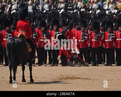 Immagine 4 di 8 in una sequenza che mostra un membro del svenimento militare dovuto al calore durante la recensione del colonnello, per Trooping the Colour, alla Horse Guards Parade di Londra, davanti alla King's Birthday Parade il 17 giugno. Data immagine: Sabato 10 giugno 2023. Foto Stock