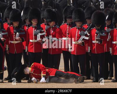 Immagine 6 di 8 in una sequenza che mostra un membro del svenimento militare dovuto al calore durante la recensione del colonnello, per Trooping the Colour, alla Horse Guards Parade di Londra, davanti alla King's Birthday Parade il 17 giugno. Data immagine: Sabato 10 giugno 2023. Foto Stock