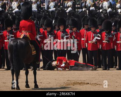 Immagine 5 di 8 in una sequenza che mostra un membro del svenimento militare dovuto al calore durante la recensione del colonnello, per Trooping the Colour, alla Horse Guards Parade di Londra, davanti alla King's Birthday Parade il 17 giugno. Data immagine: Sabato 10 giugno 2023. Foto Stock