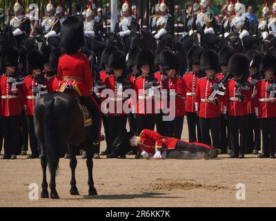 Immagine 7 di 8 in una sequenza che mostra un membro del svenimento militare dovuto al calore durante la recensione del colonnello, per Trooping the Colour, alla Horse Guards Parade di Londra, davanti alla King's Birthday Parade il 17 giugno. Data immagine: Sabato 10 giugno 2023. Foto Stock