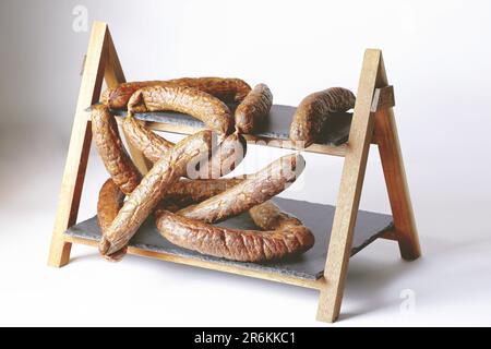 Uno snack stand completamente rifornito, con una serie di salsicce su una griglia Foto Stock
