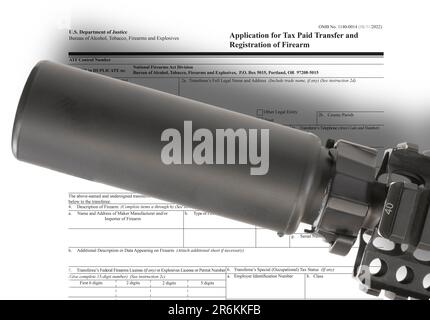 Modulo di proprietà del silenziatore ATF di dominio pubblico con silenziatore e ombra montata su un fucile d'assalto Foto Stock