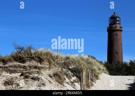 Darsser Ort, Germania, 14.05.2019, Faro di Darsser Ort sulla costa tedesca del Mar Baltico con cielo blu Foto Stock