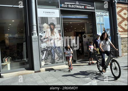 FRANCIA. PARIGI (75) 19° DISTRETTO. MAGASIN VELO. ELETTRIQUE. NEGOZIO DI BICICLETTE ELETTRICHE. UN CLIENTE PROVA UNA BICICLETTA Foto Stock