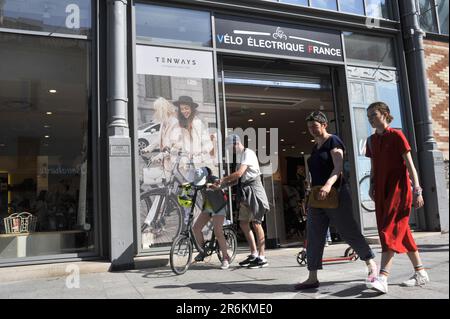 FRANCIA. PARIGI (75) 19° DISTRETTO. MAGASIN VELO. ELETTRIQUE. NEGOZIO DI BICICLETTE ELETTRICHE Foto Stock