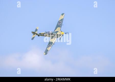 1949 Hispano ha-112 MIL Buchon ‘G-AWHK’ aereo trasportato a Shuttleworth nel giro del mondo Airshow tenutosi a Old Warden Aerodromo il 4th giugno 2023. Foto Stock