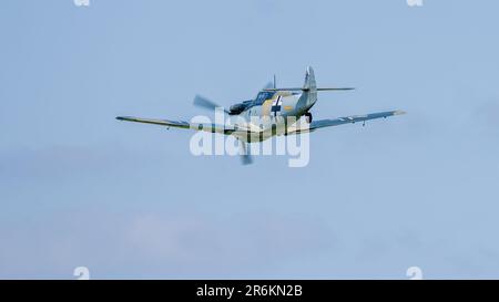 1949 Hispano ha-112 MIL Buchon ‘G-AWHK’ aereo trasportato a Shuttleworth nel giro del mondo Airshow tenutosi a Old Warden Aerodromo il 4th giugno 2023. Foto Stock