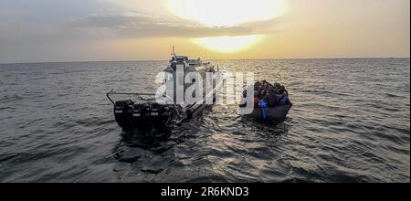 9 giugno 2023: Sfax, Tunisia. 09 giugno 2023. I migranti sub-sahariani che cercano di attraversare l'Italia vengono intercettati e bloccati dalla Guardia Nazionale Tunisina al largo delle coste di Sfax in Tunisia. La regione di Sfax con la sua lunga costa è un importante centro per i migranti che intraprendono il pericoloso viaggio attraverso il Mediterraneo nel tentativo di raggiungere l'Italia (Credit Image: © Hasan Mrad/IMAGESLIVE via ZUMA Press Wire) SOLO PER USO EDITORIALE! Non per USO commerciale! Credit: ZUMA Press, Inc./Alamy Live News Foto Stock