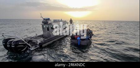 9 giugno 2023: Sfax, Tunisia. 09 giugno 2023. I migranti sub-sahariani che cercano di attraversare l'Italia vengono intercettati e bloccati dalla Guardia Nazionale Tunisina al largo delle coste di Sfax in Tunisia. La regione di Sfax con la sua lunga costa è un importante centro per i migranti che intraprendono il pericoloso viaggio attraverso il Mediterraneo nel tentativo di raggiungere l'Italia (Credit Image: © Hasan Mrad/IMAGESLIVE via ZUMA Press Wire) SOLO PER USO EDITORIALE! Non per USO commerciale! Credit: ZUMA Press, Inc./Alamy Live News Foto Stock