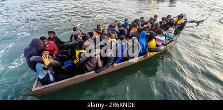 9 giugno 2023: Sfax, Tunisia. 09 giugno 2023. I migranti sub-sahariani che cercano di attraversare l'Italia vengono intercettati e bloccati dalla Guardia Nazionale Tunisina al largo delle coste di Sfax in Tunisia. La regione di Sfax con la sua lunga costa è un importante centro per i migranti che intraprendono il pericoloso viaggio attraverso il Mediterraneo nel tentativo di raggiungere l'Italia (Credit Image: © Hasan Mrad/IMAGESLIVE via ZUMA Press Wire) SOLO PER USO EDITORIALE! Non per USO commerciale! Credit: ZUMA Press, Inc./Alamy Live News Foto Stock