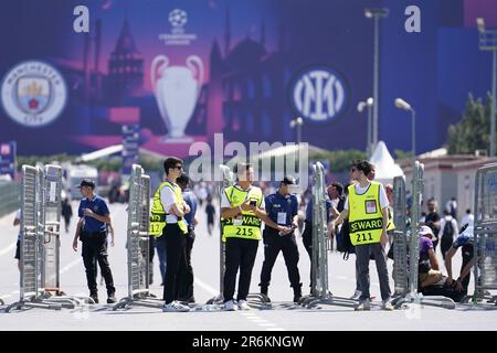 Sicurezza fuori dallo stadio prima della finale della UEFA Champions League allo Stadio Olimpico Ataturk di Istanbul. Data immagine: Sabato 10 giugno 2023. Foto Stock