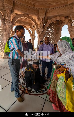 Pellegrino con carbone in fiamme, tempio Kalika Shakti Peeth Pavagadh, parco archeologico Champaner-Pavagadh, sito patrimonio dell'umanità dell'UNESCO, Gujarat, India Foto Stock