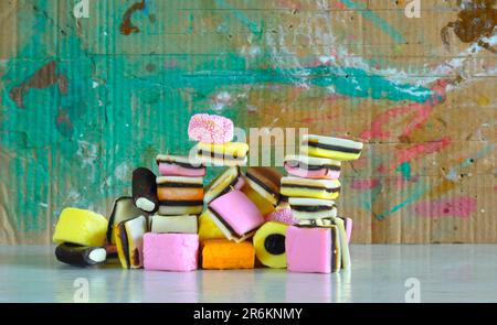 pasticceria di liquirizia su fondo grungo, dolce multicolore e colorato, dolcetti o caramelle, spazio copia gratuito Foto Stock