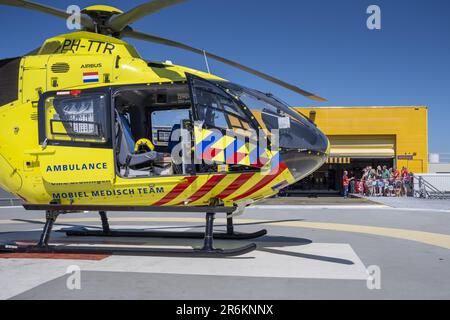 GRONINGEN - i visitatori possono ammirare un elicottero traumatologico presso l'University Medical Center Groningen (UMCG) durante una giornata aperta per celebrare il 225th° anniversario del centro. ANP JILMER POSTMA netherlands OUT - belgium OUT Credit: ANP/Alamy Live News Foto Stock