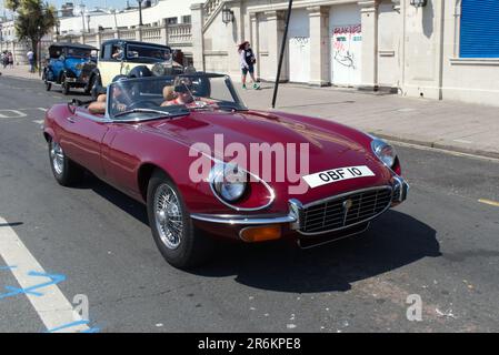 Jaguar e Type in burgundy OBF10 al London to Brighton Modern Classic Car Run che parte dal Brooklands Museum. Foto Stock