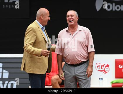 Prostejov, Repubblica Ceca. 10th giugno, 2023. L'ex tennista professionista e allenatore Ivan Lendl (a destra) ha visitato la partita espositiva dell'UniCredit Czech Open 30th, 10 giugno 2023, Prostejov. La partita della mostra è stata giocata da Tomas Berdych e Jakub Mensik (entrambi non visti). Sulla sinistra, moderatore Petr Salava. Credit: Ludek Perina/CTK Photo/Alamy Live News Foto Stock