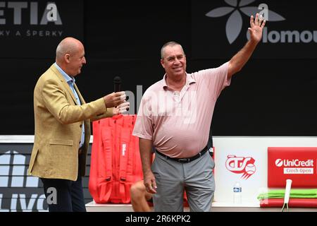 Prostejov, Repubblica Ceca. 10th giugno, 2023. L'ex tennista professionista e allenatore Ivan Lendl (a destra) ha visitato la partita espositiva dell'UniCredit Czech Open 30th, 10 giugno 2023, Prostejov. La partita della mostra è stata giocata da Tomas Berdych e Jakub Mensik (entrambi non visti). Sulla sinistra, moderatore Petr Salava. Credit: Ludek Perina/CTK Photo/Alamy Live News Foto Stock