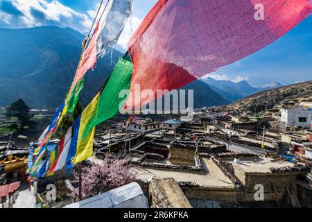 Villaggio storico di Marfa e bandiere di preghiera, Jomsom, Himalaya, Nepal, Asia Foto Stock