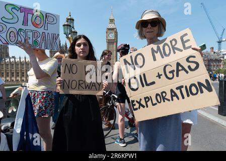 Londra, Regno Unito. 10 giugno, 2023. Protesta contro lo sviluppo del giacimento petrolifero di Rosebank da parte della compagnia petrolifera statale norvegese Equinor che, secondo gli attivisti, minaccia gli obiettivi climatici e la fauna marina. Situato a 130 chilometri a ovest delle isole Shetland, è il più grande giacimento di petrolio non sviluppato del Mare del Nord. La protesta, una delle tante in tutto il paese, è stata organizzata da una coalizione di organizzazioni marittime e climatiche tra cui Friends of the Earth Scotland, Greenpeace UK, Oceana UK, genitori per il futuro Regno Unito, Sea Shepherd UK e Surfers Against Sewage. Credit: Ron Fassbender/Alamy Live News Foto Stock