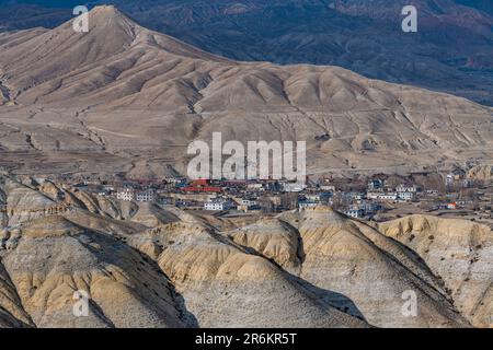 Lo Manthang, capitale dell'Alto Mustang, visto da lontano in un paesaggio desertico arido, Regno di Mustang, Himalaya, Nepal, Asia Foto Stock