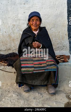 Vecchia donna con una ruota di preghiera in mano, lo Manthang, Regno di Mustang, Nepal, Asia Foto Stock