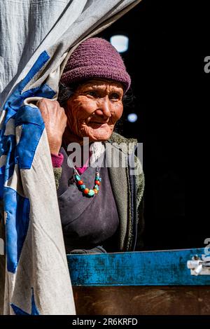 Vecchia donna, lo Manthang, Regno di Mustang, Nepal, Asia Foto Stock