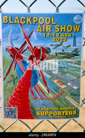 Un poster fissato al recinto perimetrale a Blackpool Airport, Blackpool, Lancashire, Regno Unito, Europa Foto Stock