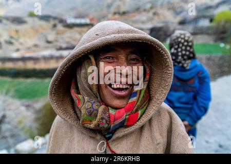 Amichevole locale nel remoto villaggio di Tetang, Regno di Mustang, Nepal, Asia Foto Stock