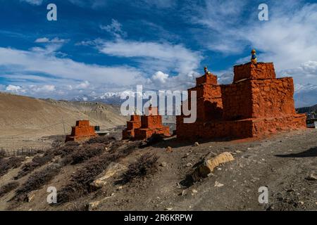 Stupa buddista dipinta a colori, monastero di Ghar Gumba, Regno di Mustang, Himalaya, Nepal, Asia Foto Stock