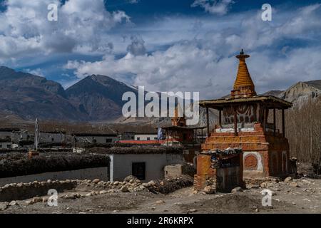 Stupa buddista dipinta di colori, Regno di Mustang, Himalaya, Nepal, Asia Foto Stock