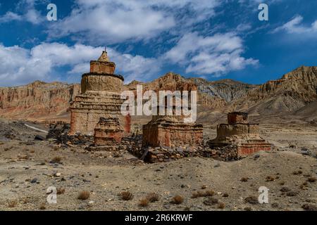 Stupa buddista dipinta di colore, in un paesaggio di montagna eroso, Regno di Mustang, Himalaya, Nepal, Asia Foto Stock