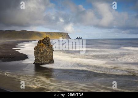 Una costa rocciosa dell'Atlantico sull'isola di Dyrholaey, che guarda verso la spiaggia di Reynisfjara, vicino a Vik, costa meridionale dell'Islanda, regioni polari Foto Stock