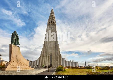 La guglia della Chiesa di Hallgrimskirkja, fronteggiata da una statua di Leifur Eriksson, fondatore dell'Islanda, nel centro di Reykjavik, Islanda, regioni polari Foto Stock