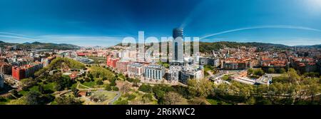 Vista panoramica aerea di Bilbao, una città portuale industriale nel nord della Spagna, è circondata da montagne verdi Foto Stock
