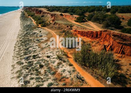 Vista di Praia da Falesia a Vilamoura, caratterizzata da scogliere rosse, Algarve, Portogallo, Europa Foto Stock