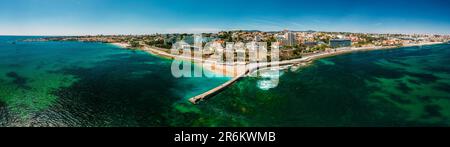 Vista panoramica aerea dei droni di Cascais e delle coste di Estoril con acque turchesi, Cascais, 30km km a ovest di Lisbona, Riviera portoghese, Portogallo, Europa Foto Stock