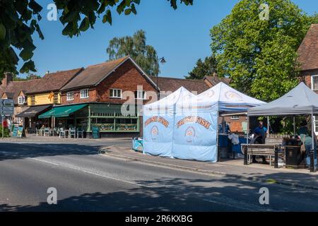 Bancarelle del mercato a Wendover mercato settimanale Giovedi sulla strada principale, Wendover centro città, Buckinghamshire, Inghilterra, Regno Unito Foto Stock