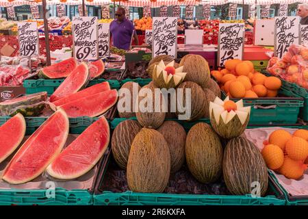 Bancarelle del mercato a Wendover mercato settimanale Giovedi sulla strada principale, Wendover centro città, Buckinghamshire, Inghilterra, Regno Unito Foto Stock