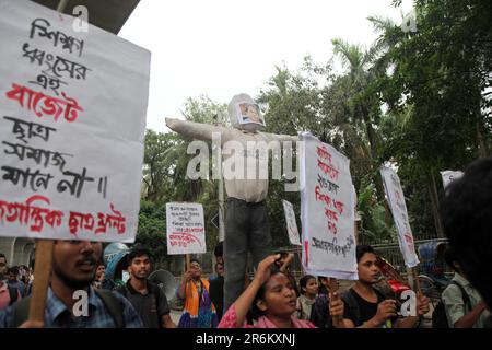 8jun2023 Dhaka Bangladesh, il comitato centrale del fronte Samajtantrik Chhatra ha organizzato una marcia di protesta chiedendo una riduzione degli stanziamenti negli educati Foto Stock