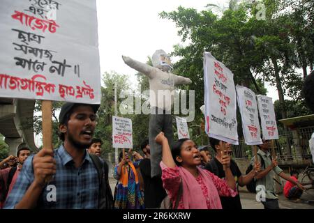 8jun2023 Dhaka Bangladesh, il comitato centrale del fronte Samajtantrik Chhatra ha organizzato una marcia di protesta chiedendo una riduzione degli stanziamenti negli educati Foto Stock