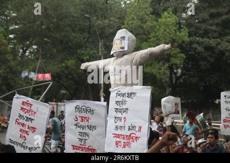 8jun2023 Dhaka Bangladesh, il comitato centrale del fronte Samajtantrik Chhatra ha organizzato una marcia di protesta chiedendo una riduzione degli stanziamenti negli educati Foto Stock